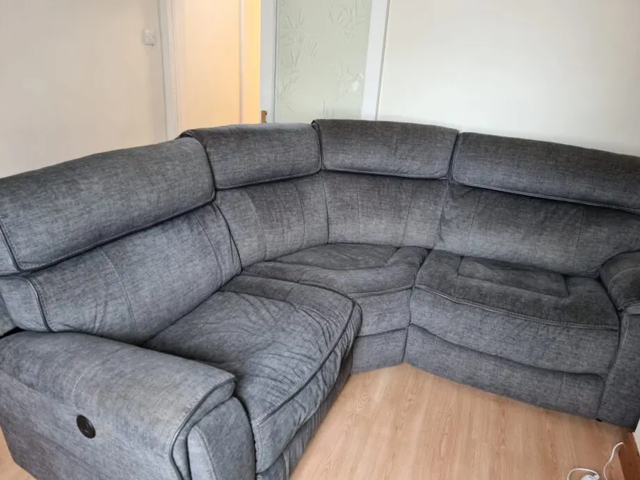 Double electric recliner.