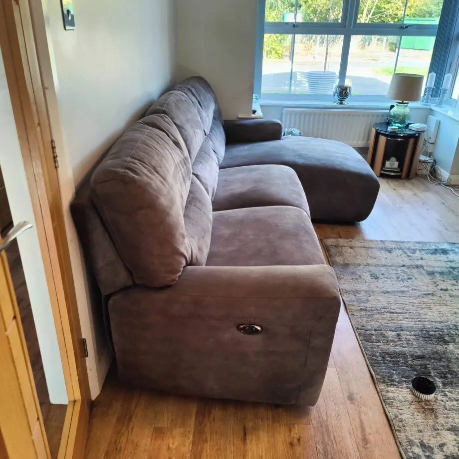 Sofa chaise with electric recliner and USB connection for charging your phone