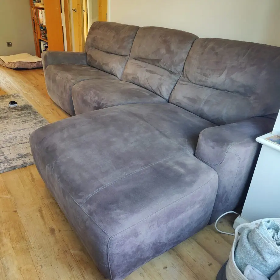 Sofa chaise with electric recliner and USB connection for charging your phone