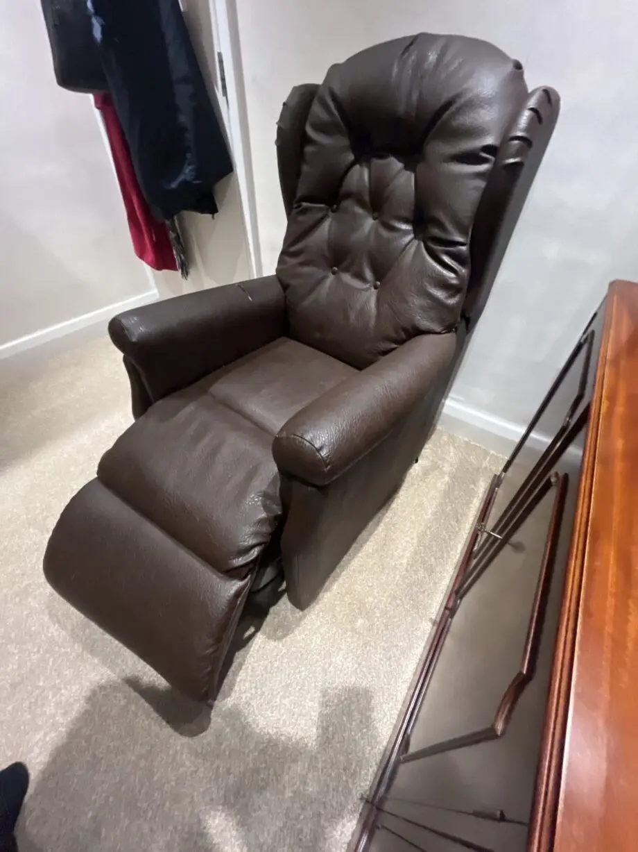 Brand: Lazy boy. Colour:Brown. Material: leather. Item: Motorised single recliner.