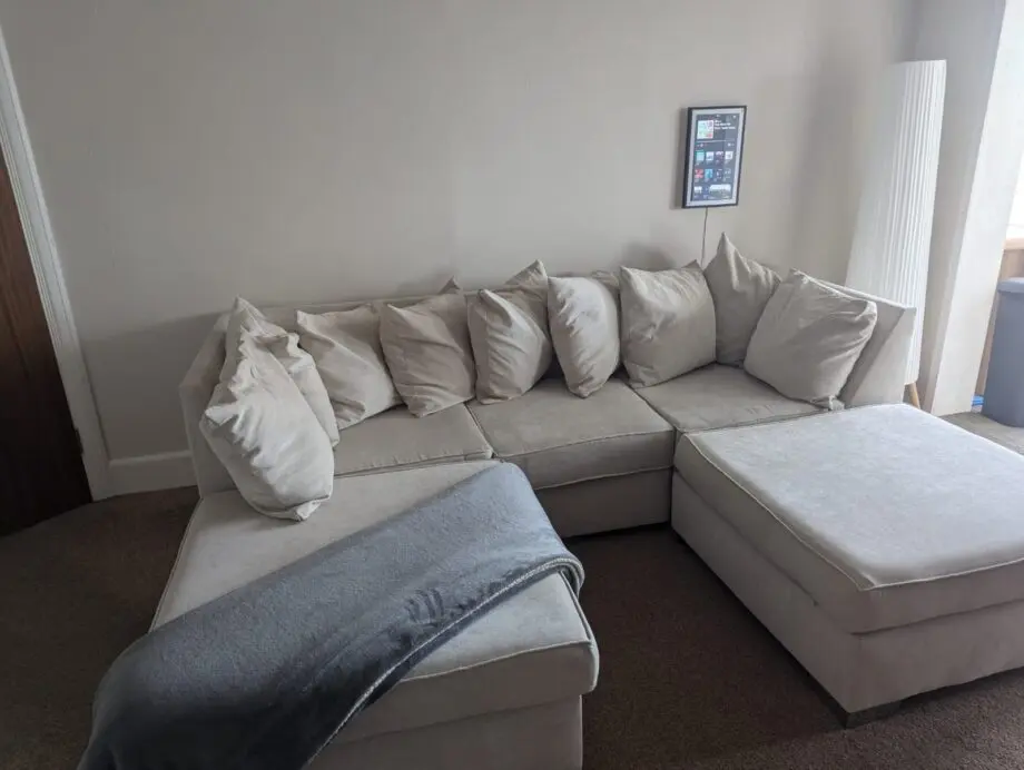 3 seater sofa that can be U shape or L shape either way.