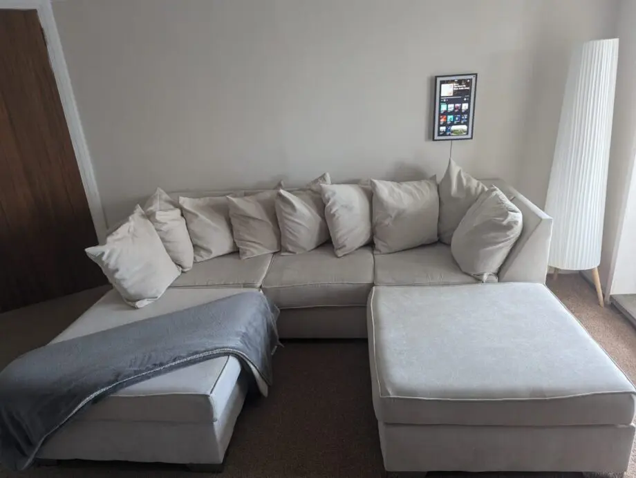 3 seater sofa that can be U shape or L shape either way.