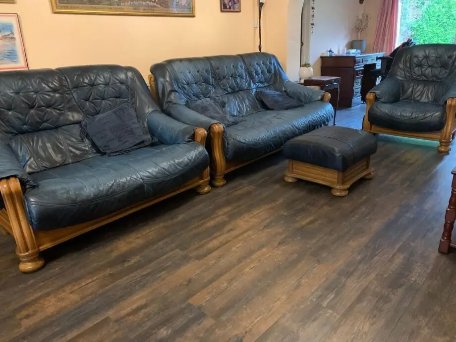 Blue settee with calf leather