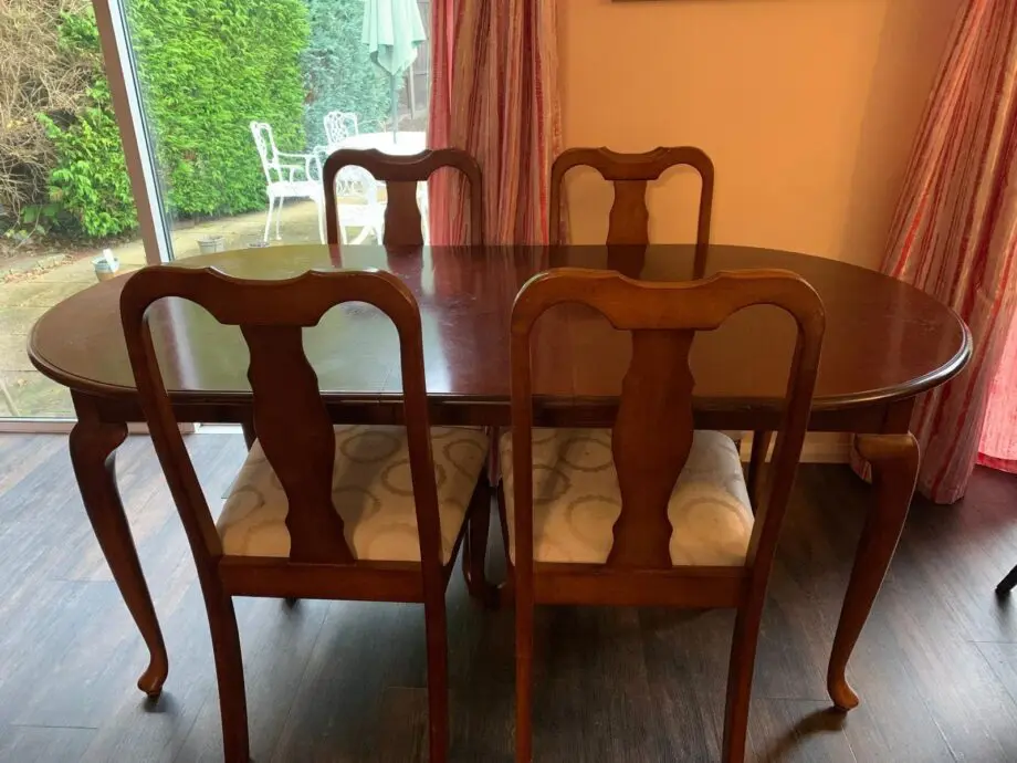 A beautiful mahogany dining table with 6 chairs