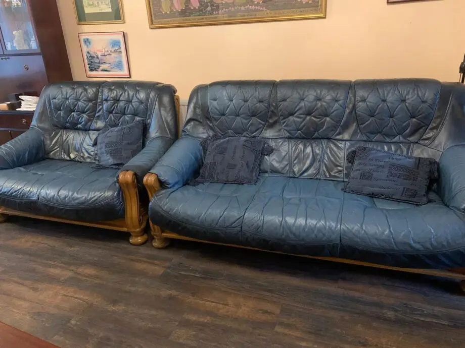 Blue settee with calf leather