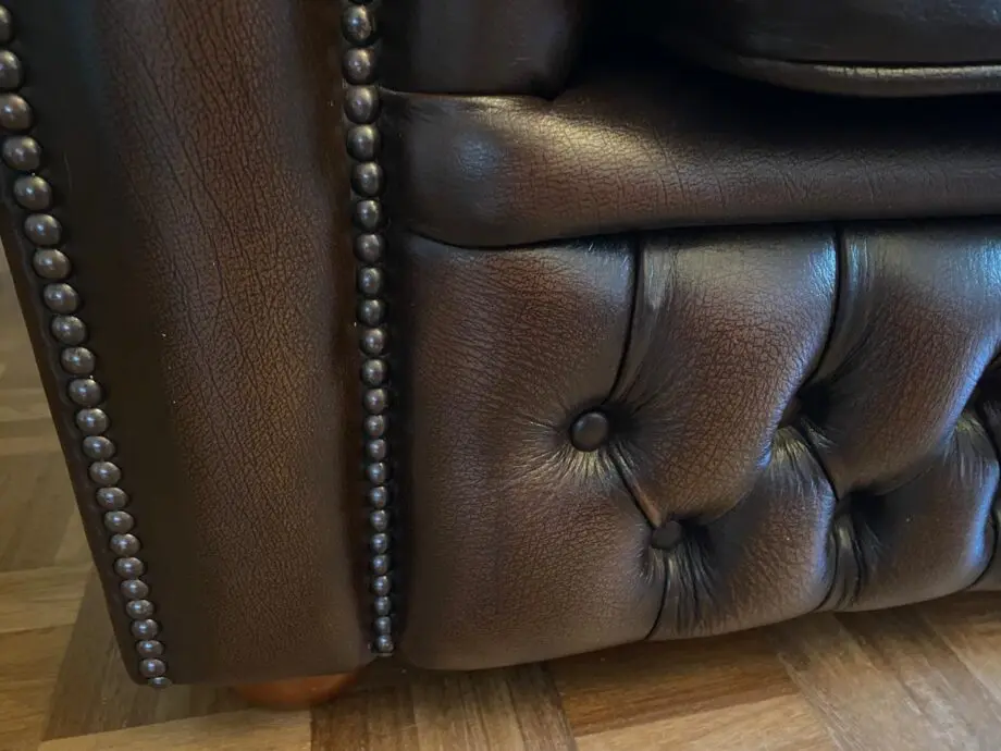 Saxon Chesterfield 4 Seater Settee - Mahogany Antique Brown