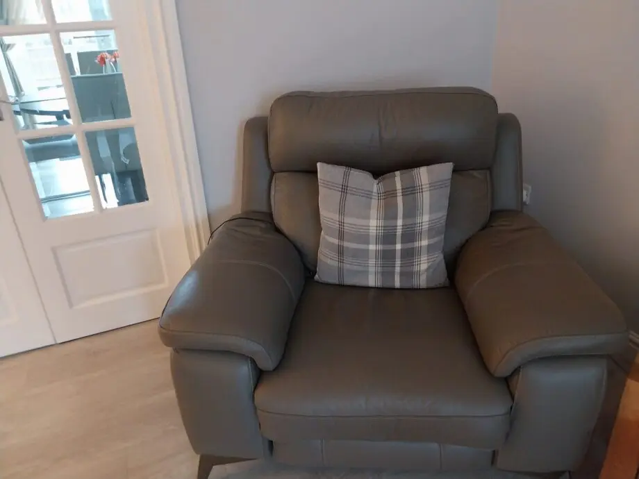 3 seater sofa and electric recliner chair