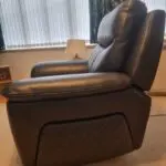 LA Z BOY black leather 2 seater electric recliner with matching electric recliner chair