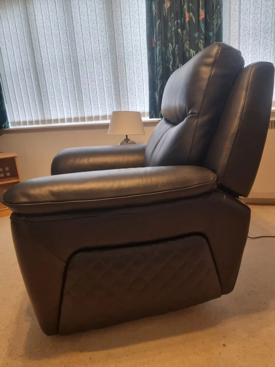 LA Z BOY black leather 2 seater electric recliner with matching electric recliner chair