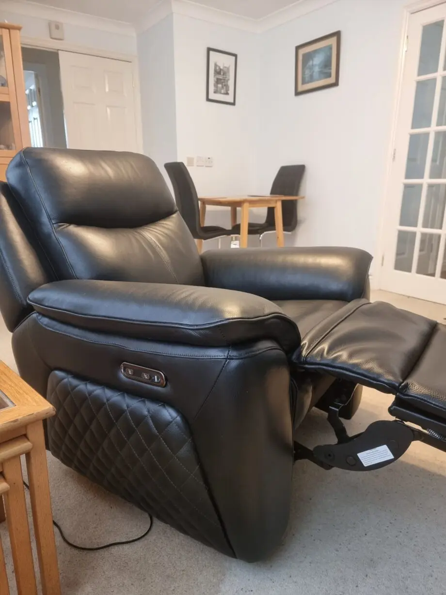 LA Z BOY black leather 2 seater electric recliner with matching electric recliner chair