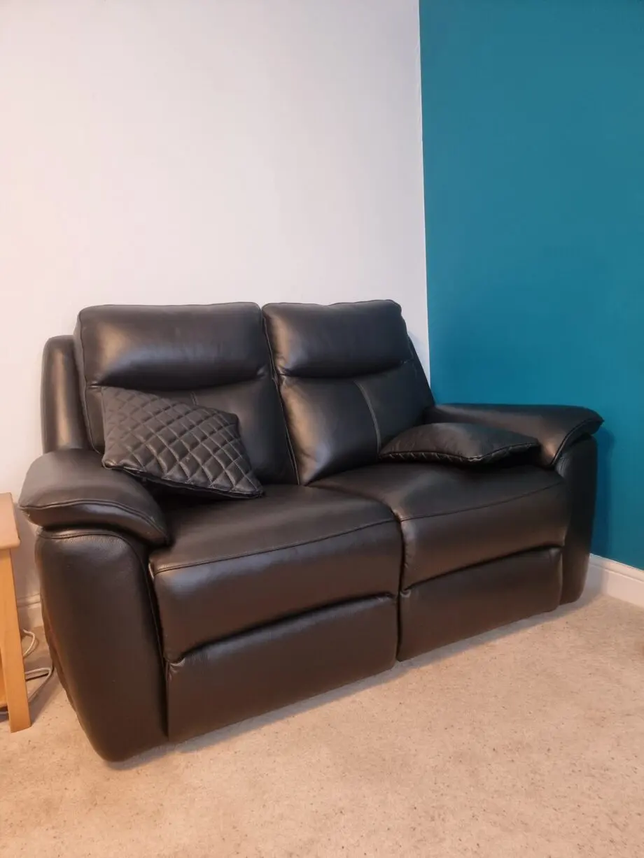 LA Z BOY black leather 2 seater electric recliner with matching electric recliner chair