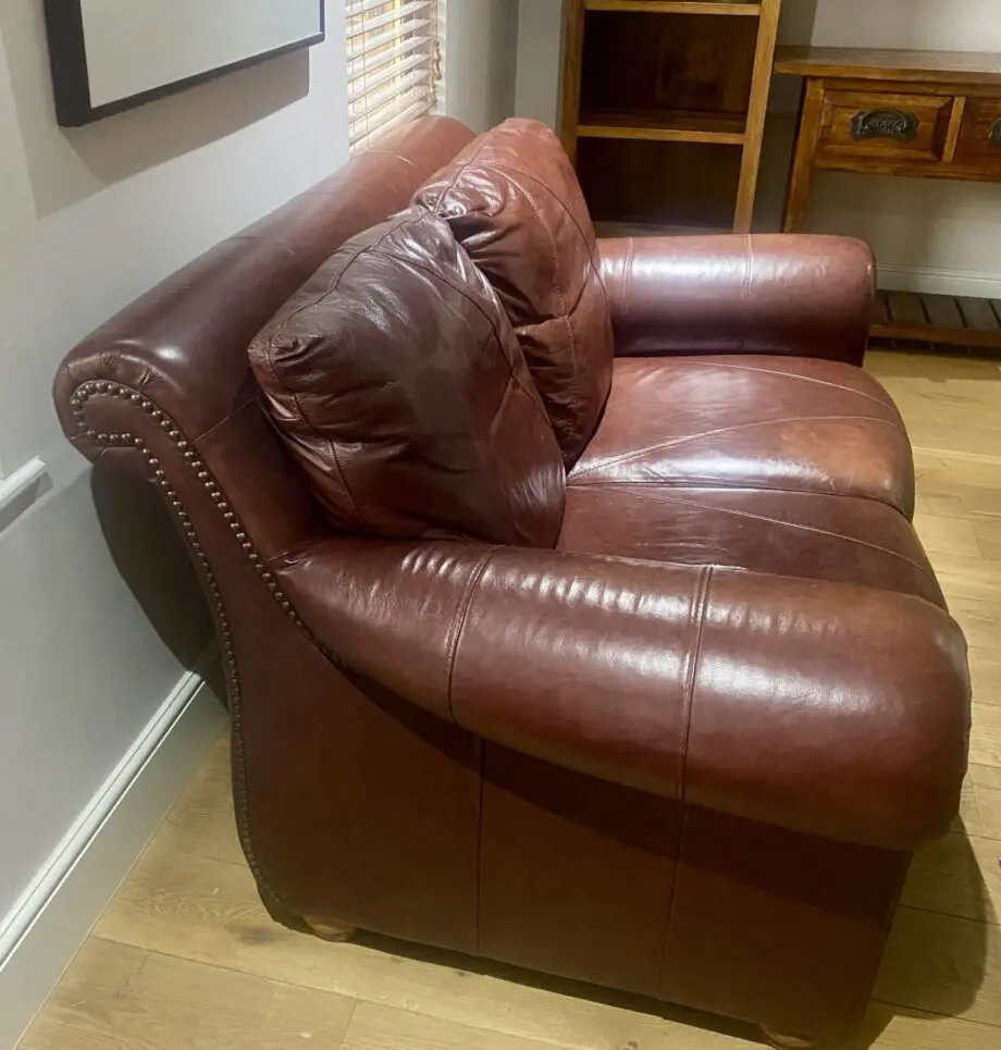 Great quality leather 2 seater setter with stud details