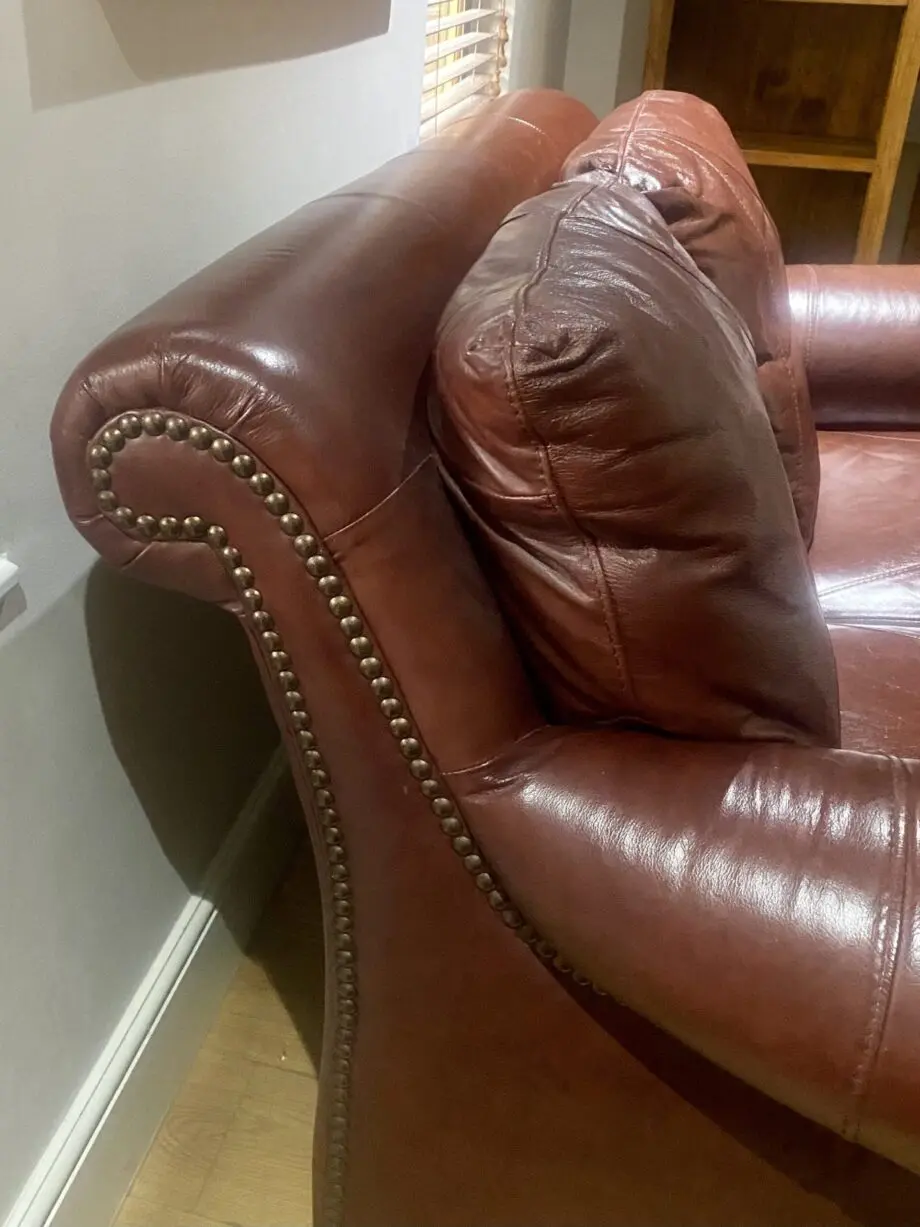 Great quality leather 2 seater setter with stud details