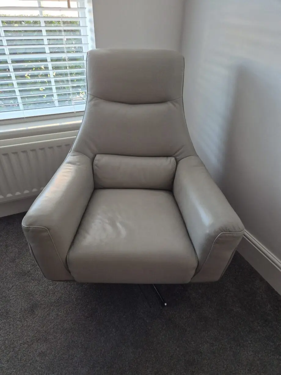 DFS Valdez Swivel Chair