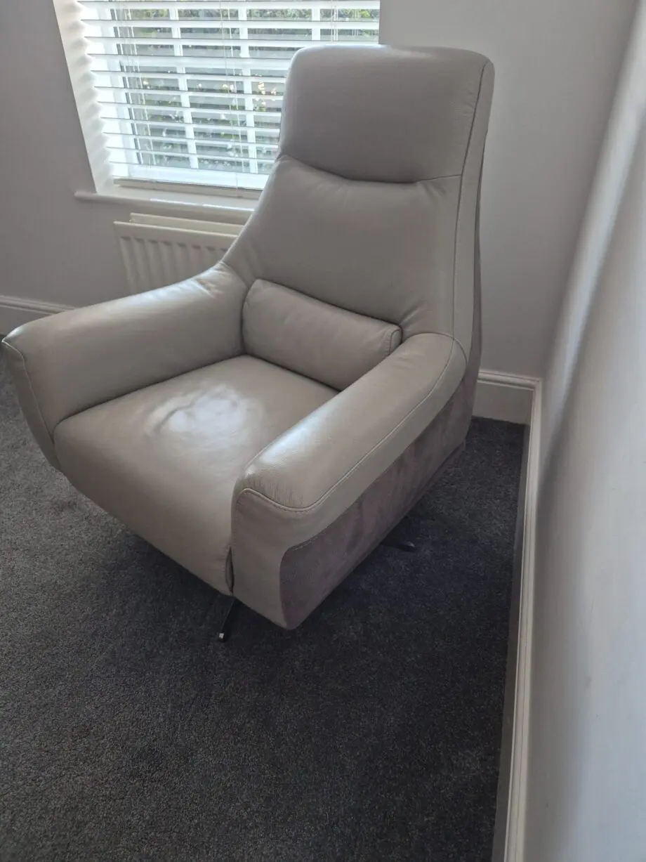 DFS Valdez Swivel Chair