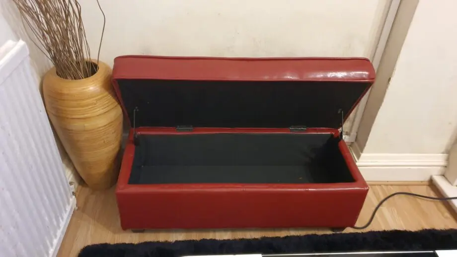 Red 3 seater leather sofa in good state