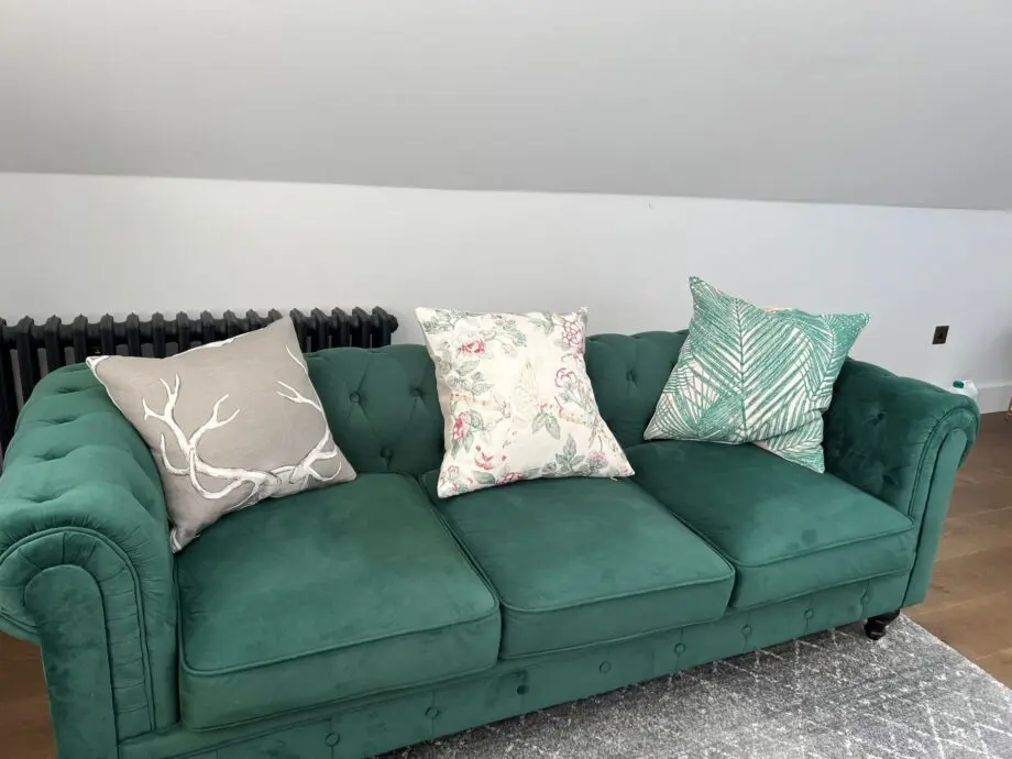 Green chesterfield sofa - 3 seater velvet fabric - as new!