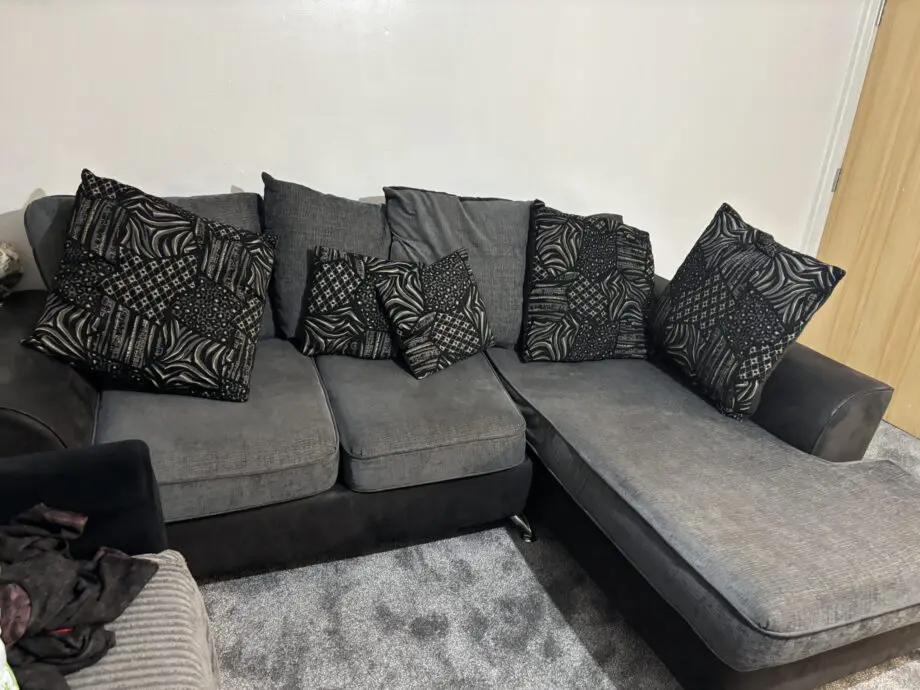Comfortable Right Hand Corner Seater Sofa – £150 (Open to Offers)