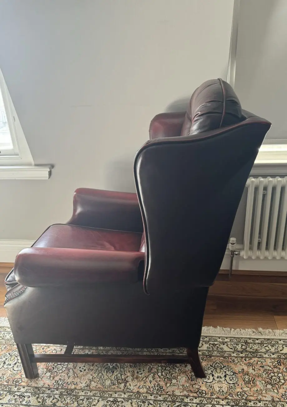 Traditional Leather Chesterfield Reclining Armchair in Deep Burgundy (maroon)