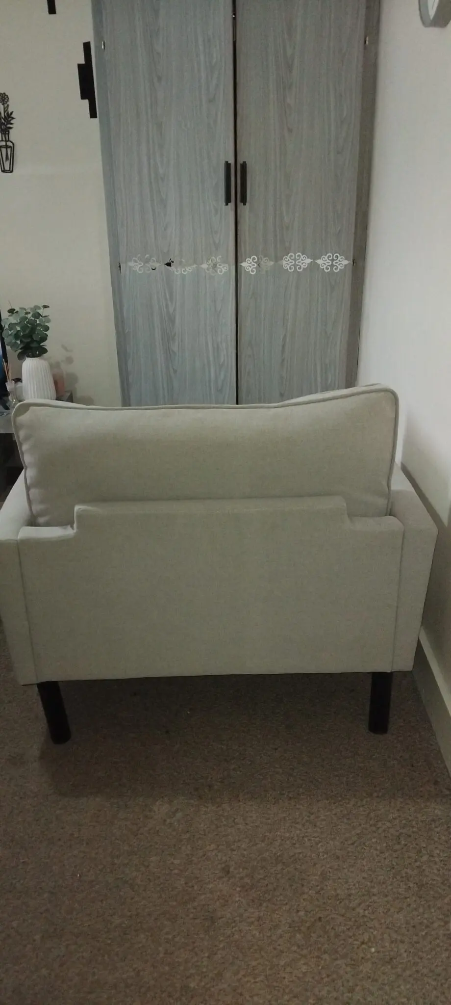 A grey arm chair with a weight capacity of 136kg