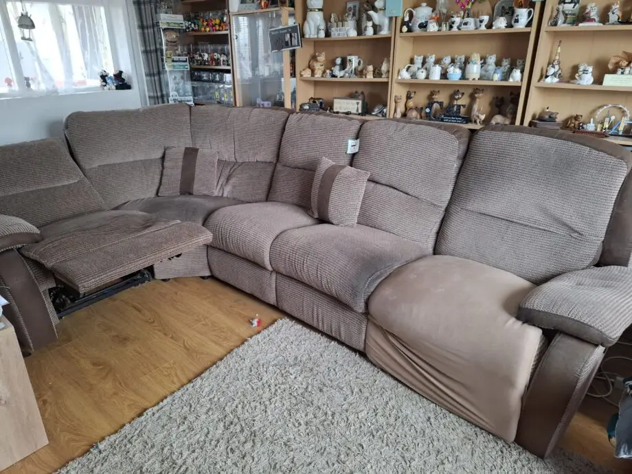 Scs brown corner sofa with electric end recliner