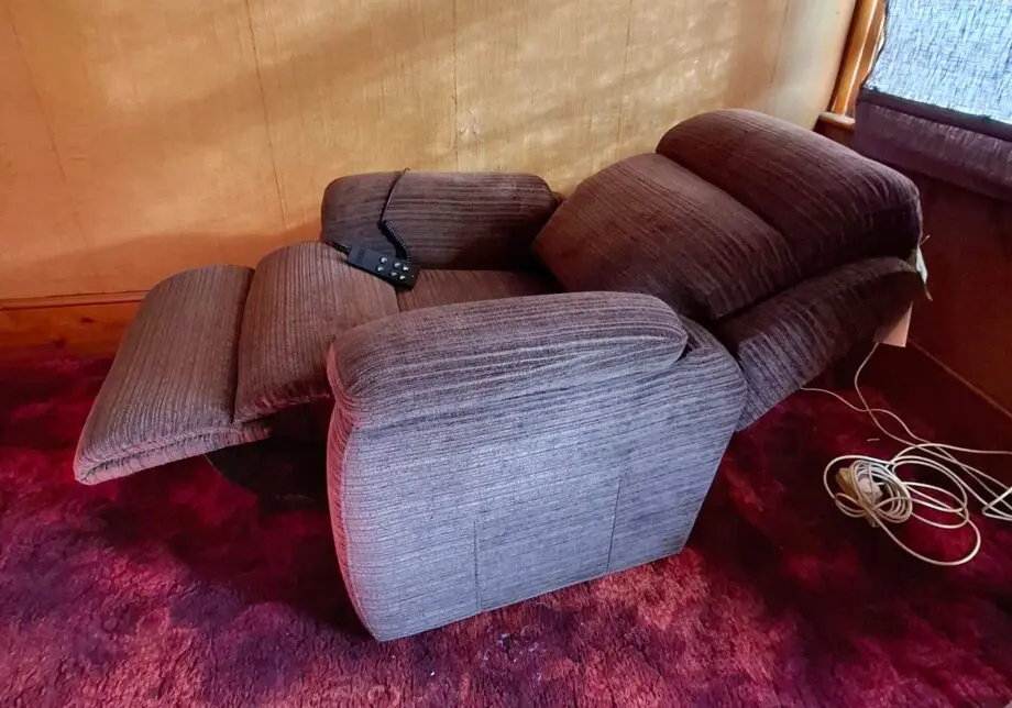DFS Newbury Rise and Tilt Power Recliner Chair in Chocolate Brown. 3 Motors Lift Chair, Easy Operation.