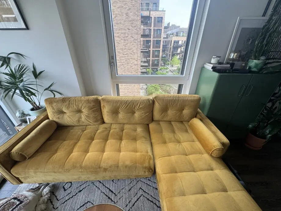 Mid-Century Style. L-shaped Pull out bed