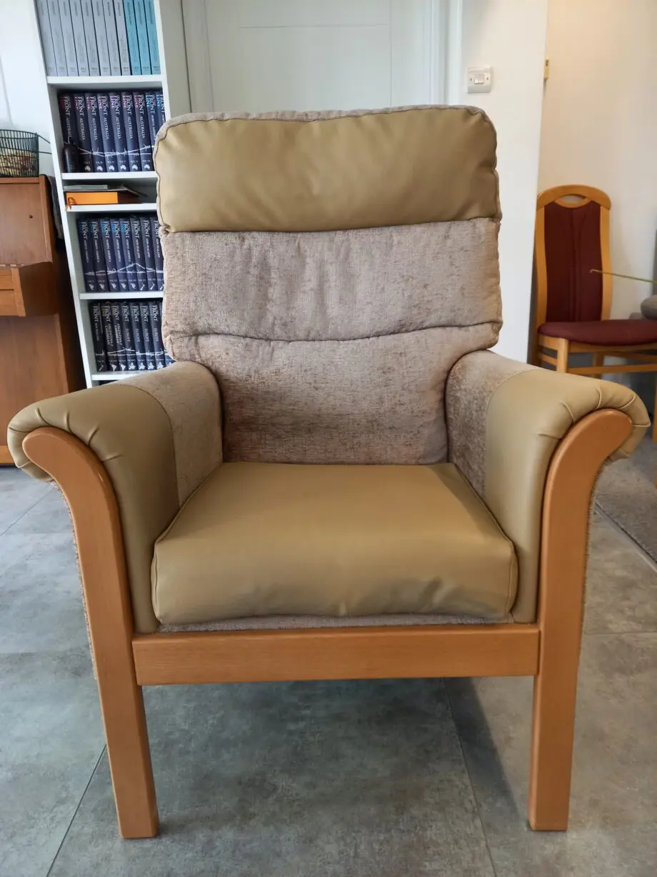 UPRIGHT CHAIR