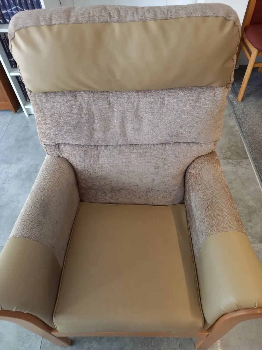 UPRIGHT CHAIR