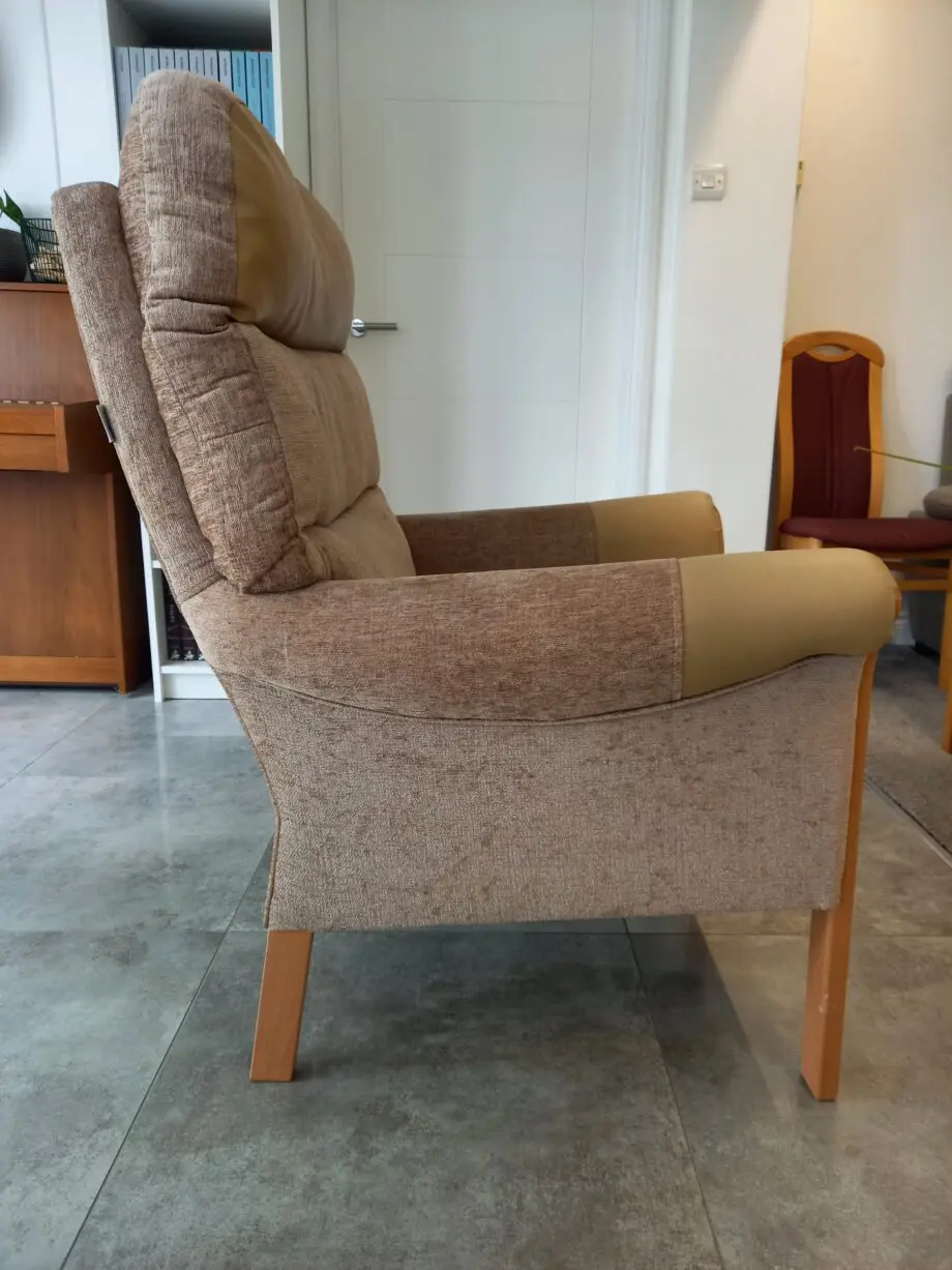 UPRIGHT CHAIR
