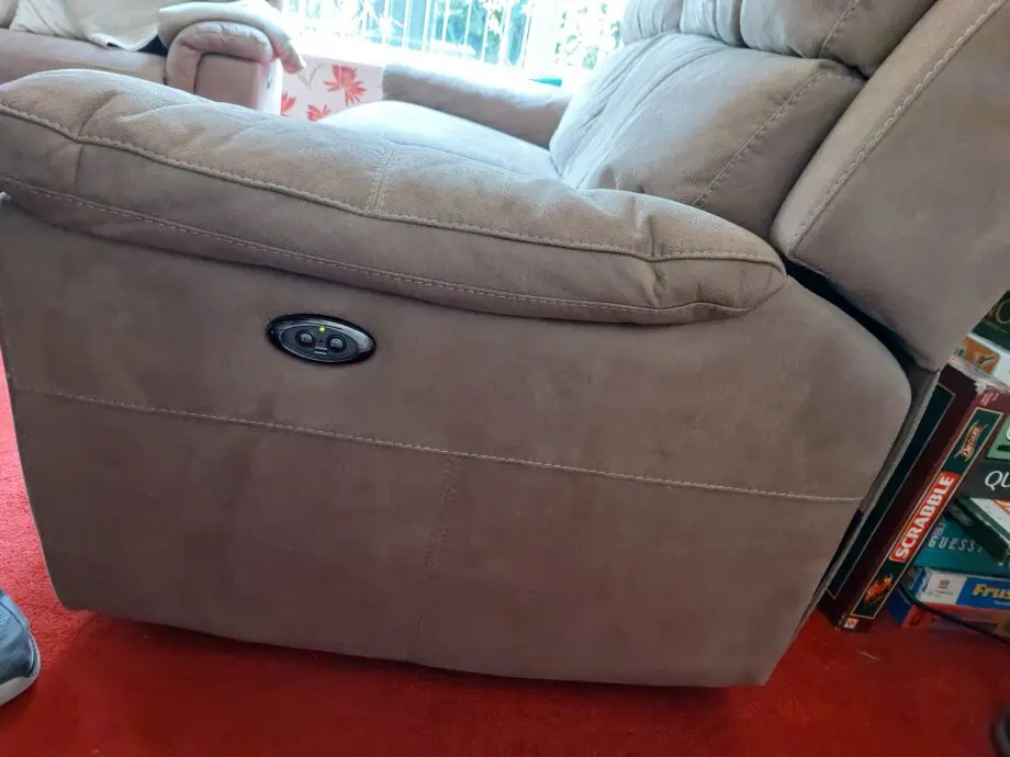 2 and 3 seater sofas, electric recliners, very comfortable.