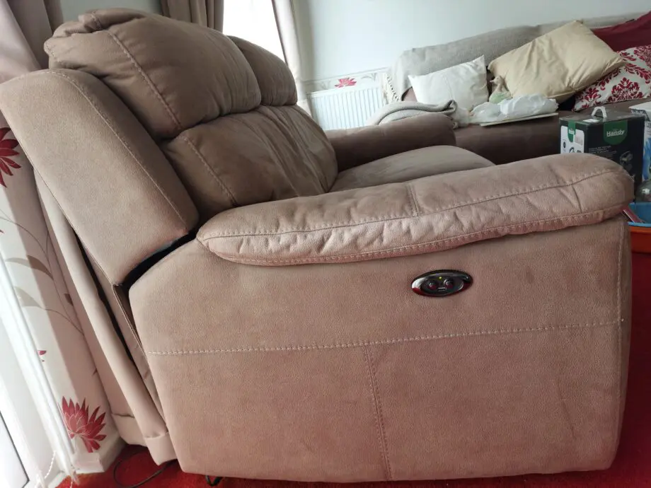 2 and 3 seater sofas, electric recliners, very comfortable.