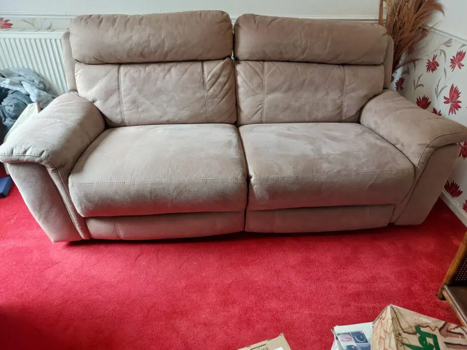 2 and 3 seater sofas, electric recliners, very comfortable.