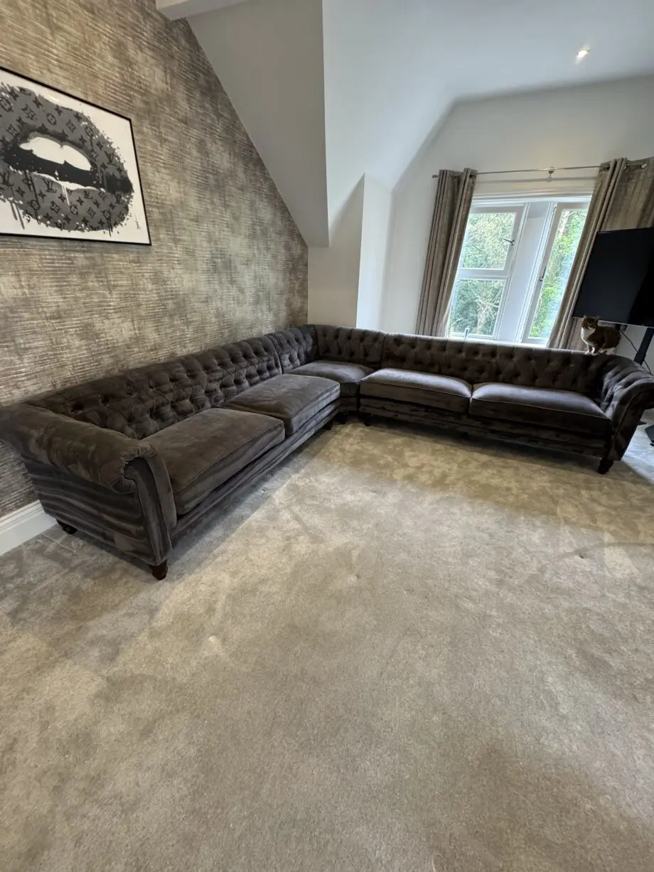 Luxurious Velvet Chesterfield-Style Corner Sofa – Elegant & Spacious
