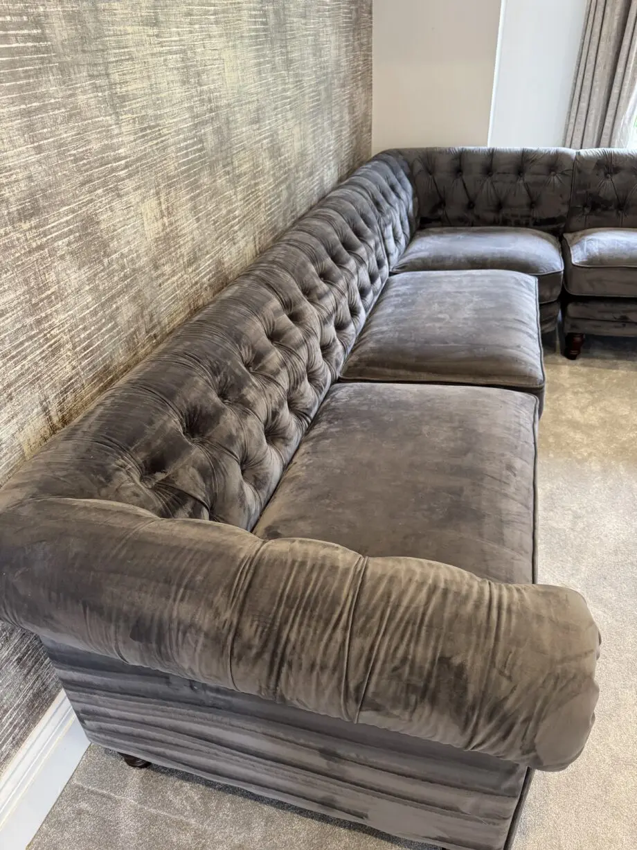 Luxurious Velvet Chesterfield-Style Corner Sofa – Elegant & Spacious