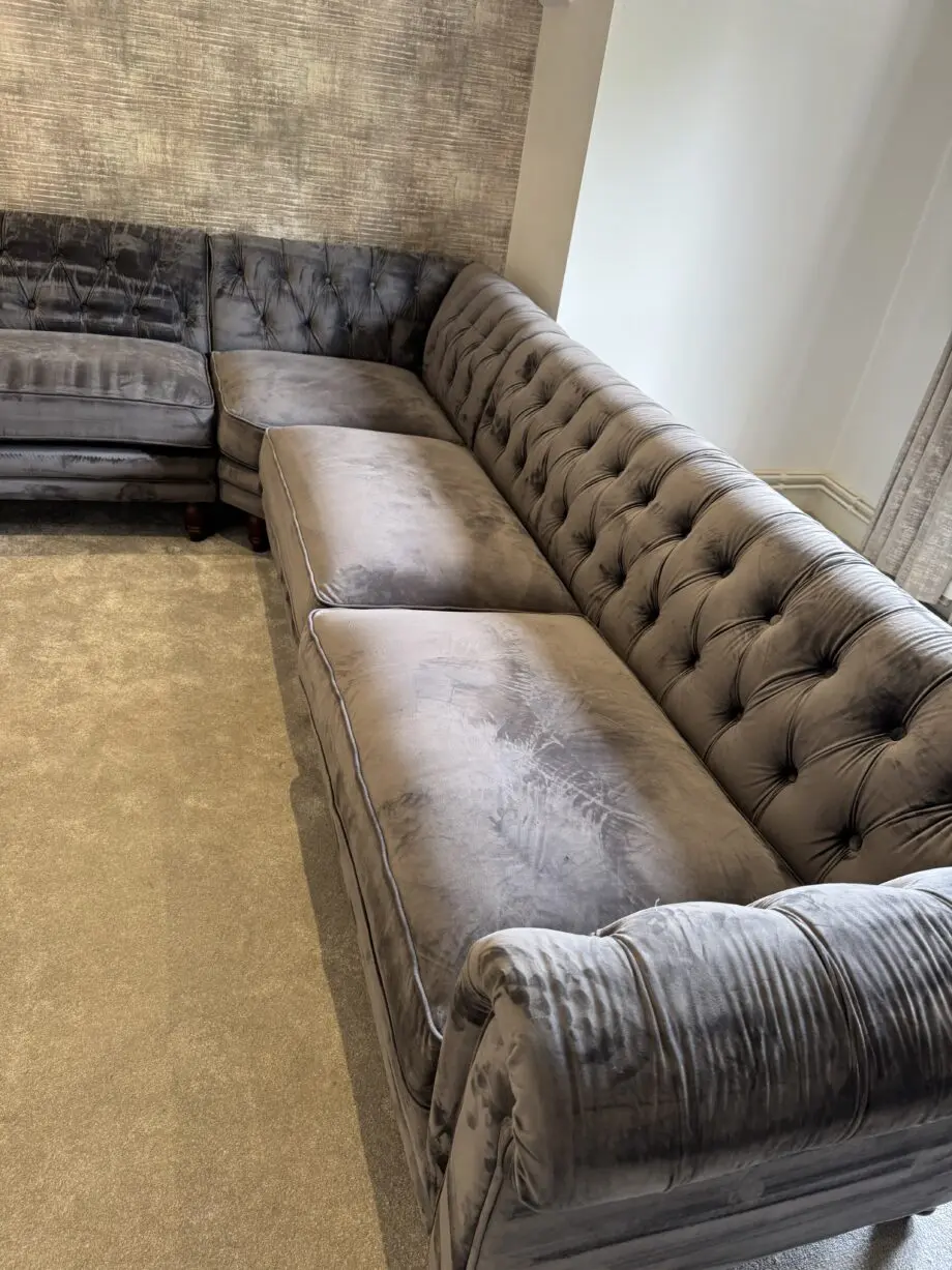 Luxurious Velvet Chesterfield-Style Corner Sofa – Elegant & Spacious