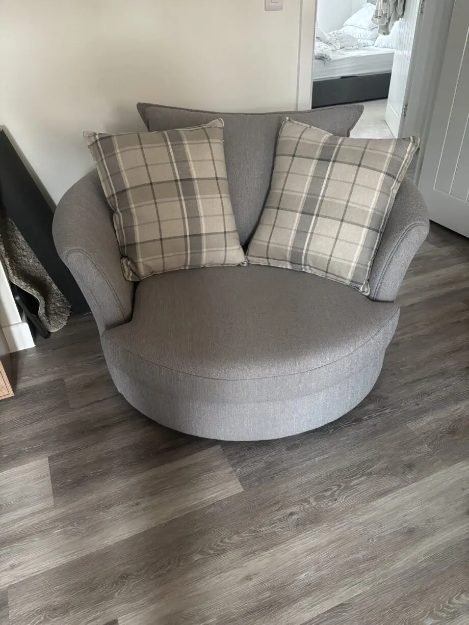 Owen swivel chair