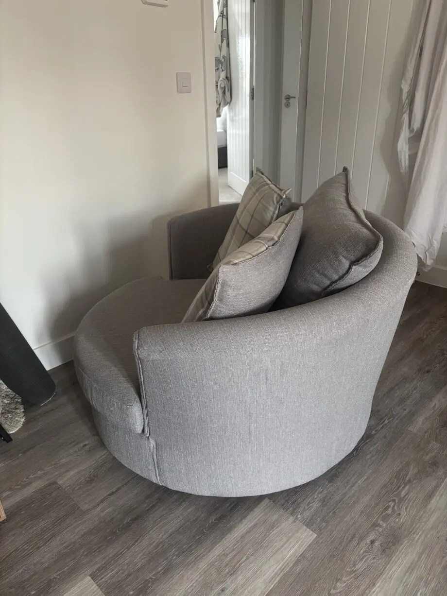 Owen swivel chair