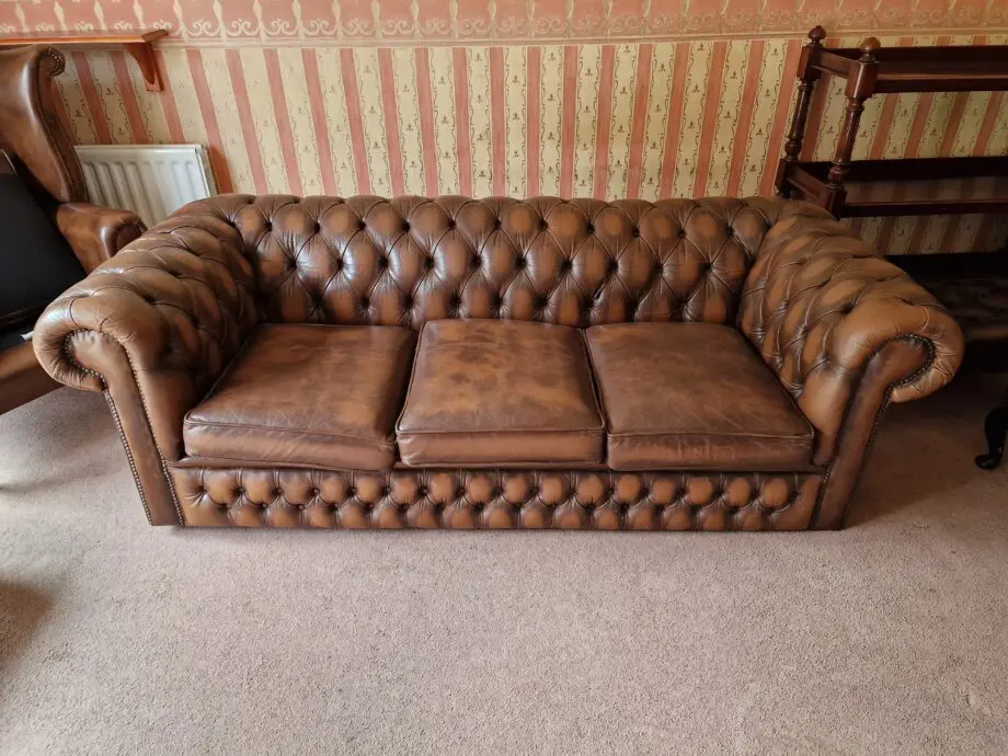 CHESTERFIELD SAXON LEATHER SUITE (sofa, 2 armchairs and footstool)