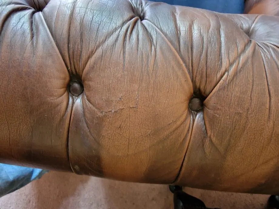 CHESTERFIELD SAXON LEATHER SUITE (sofa, 2 armchairs and footstool)