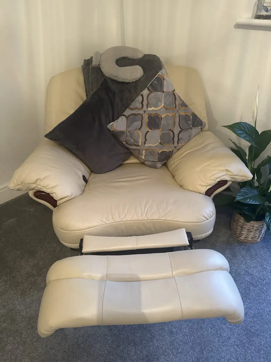 Cream leather chairs and sofa all reclining