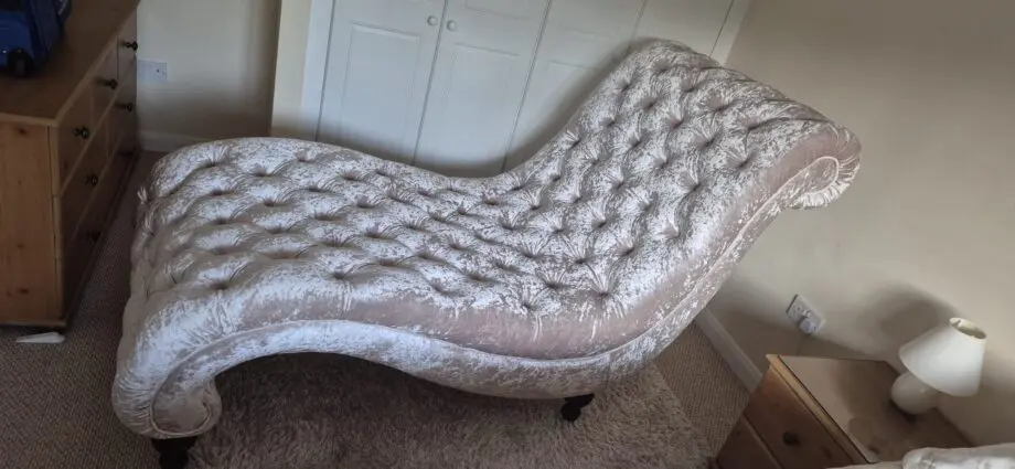 Cream/champagne Chaise