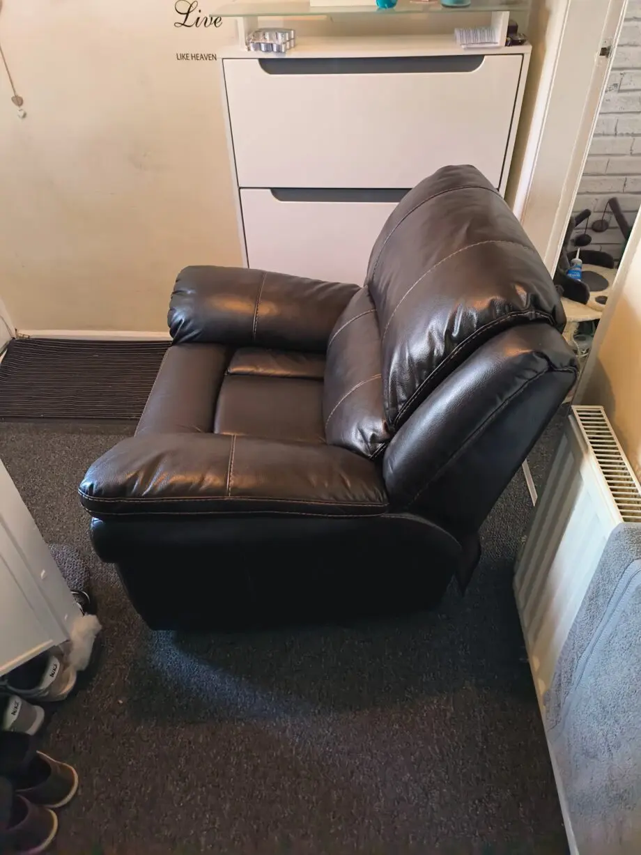 Manual recliner chair in brown colour