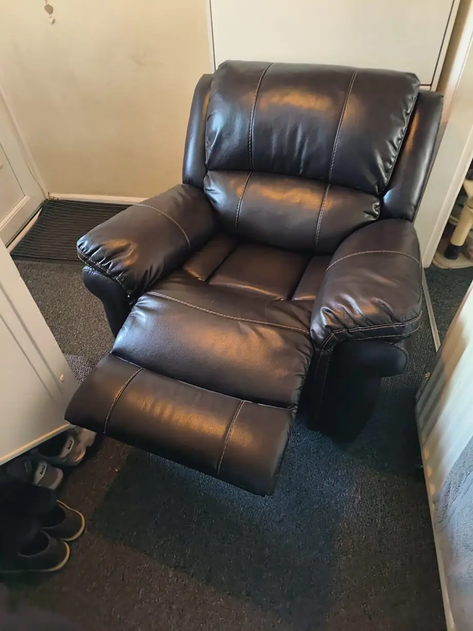 Manual recliner chair in brown colour