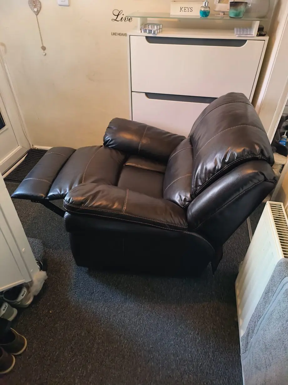 Manual recliner chair in brown colour