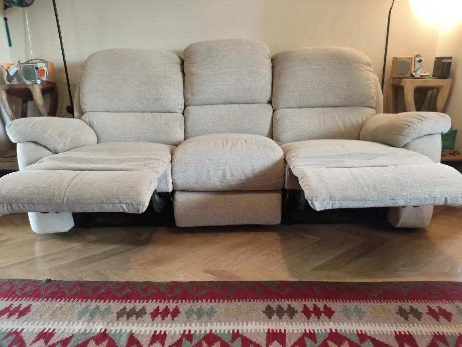 Cream 3 seater recliner sofa.