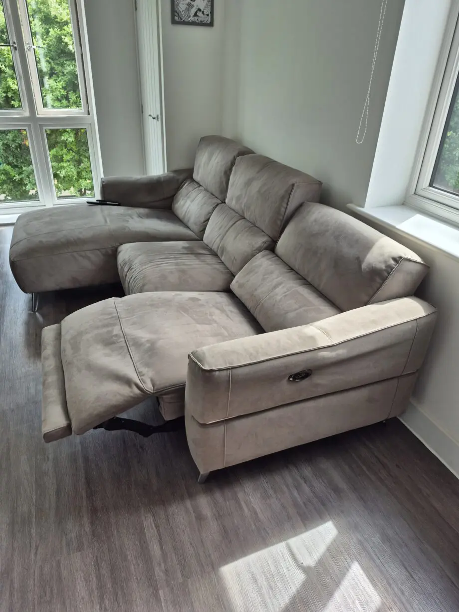 Corner sofa with recliner in excellent condition