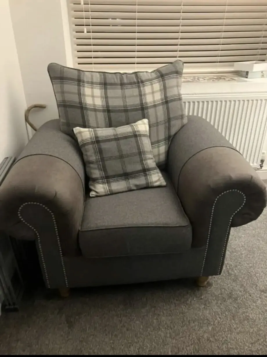 Beautiful checkered grey sofa set