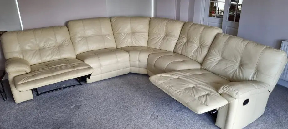 5 seater leather corner sofa with 2 x recliners