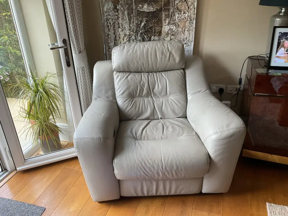 Furniture village 3 piece suite power recliner